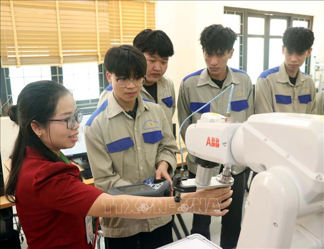 Sinh viên trường Đại học Sư phạm Kỹ thuật Hưng Yên thực hành trên thiết bị máy móc được đầu tư hiện đại. Ảnh: Đinh Văn Nhiều-TTXVN