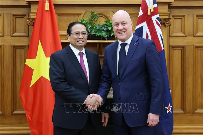 New Zealand Prime Minister Christopher Luxon welcomes Vietnamese Prime Minister Pham Minh Chinh to the talks. VNA Photo: Dương Giang