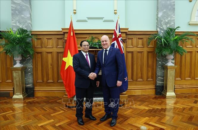 New Zealand Prime Minister Christopher Luxon welcomes Vietnamese Prime Minister Pham Minh Chinh to the talks. VNA Photo: Dương Giang