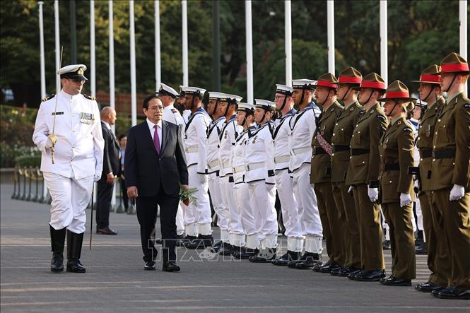 Prime Minister Pham Minh Chinh reviews the guard of honor. VNA Photo: Dương Giang