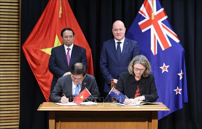 New Zealand Prime Minister Christopher Luxon and Vietnamese Prime Minister Pham Minh Chinh witness the signing of a cooperation document between Vietnam’s Ministry of Finance and New Zealand Treasury. VNA Photo: Dương Giang