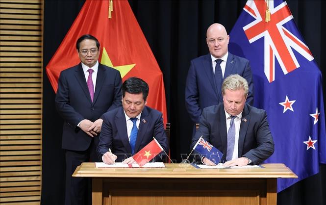 New Zealand Prime Minister Christopher Luxon and Vietnamese Prime Minister Pham Minh Chinh witness the signing of a cooperation document between Vietnam’s Ministry of Industry and Trade and New Zealand’s Ministry of Foreign Affairs and Trade. VNA Photo: Dương Giang