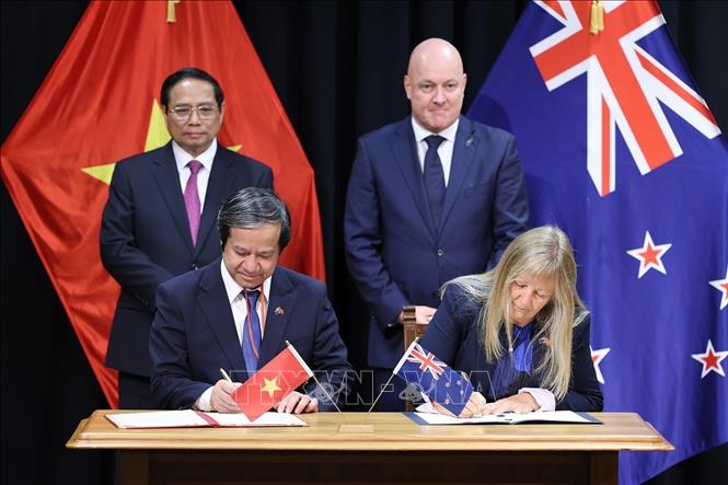 New Zealand Prime Minister Christopher Luxon and Vietnamese Prime Minister Pham Minh Chinh witness the signing of a cooperation document between Vietnam’s Ministry of Education and Training and New Zealand’s Ministry of Education. VNA Photo: Dương Giang