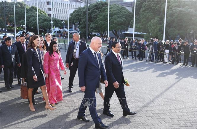 New Zealand Prime Minister Christopher Luxon welcomes Vietnamese Prime Minister Pham Minh Chinh. VNA Photo: Dương Giang