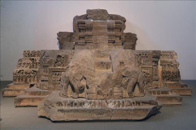 The sandstone Dong Duong Pedestal, dating back to the late 9th and early 10th centuries, is 197cm in height, 396cm in length and 354cm in width and consists of 24 stone blocks bonded together featuring a foundation base, a large square altar, a smaller square altar being on the large one, and a higher altar being behind back of the large one. VNA Photo: Trần Lê Lâm