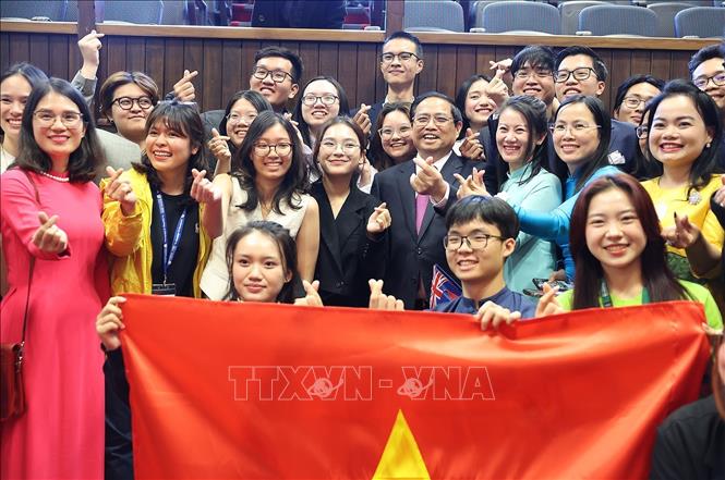 Thủ tướng Phạm Minh Chính với sinh viên Việt Nam đang học tại Đại học Victoria. Ảnh: Dương Giang-TTXVN
