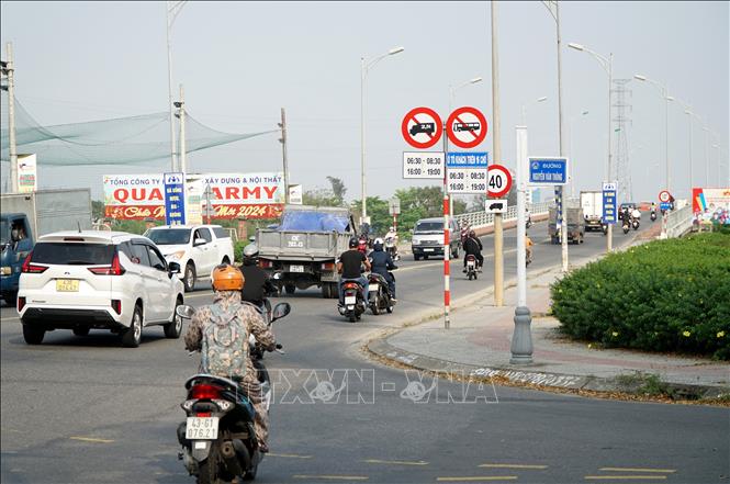 Cầu Hòa Xuân hiện nay có 2 làn xe hỗn hợp, nối Khu đô thị sinh thái Hòa Xuân (quận Cẩm Lệ) với khu trung tâm thành phố Đà Nẵng (quận Hải Châu). Ảnh: Quốc Dũng - TTXVN