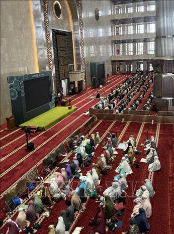 Lễ cầu nguyện tại Thánh đường Hồi giáo Istiqlah ở Thủ đô Jakarta. Ảnh: Đỗ Quyên - PV TTXVN tại Indonexia
