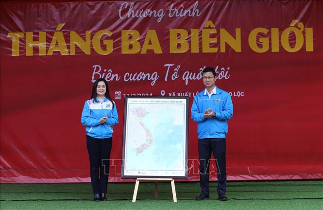 Tặng 300 Cờ Tổ quốc và Bản đồ Việt Nam (trị giá 15 triệu đồng) cho Huyện đoàn Cao Lộc tại Chương trình. Ảnh: Anh Tuấn – TTXVN