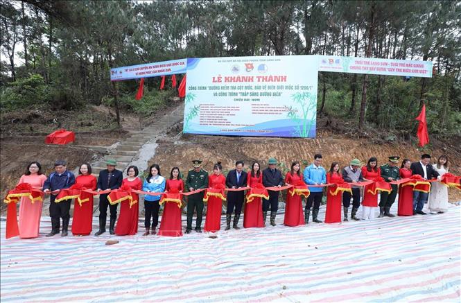 Cắt băng Khánh thành công trình “Thắp sáng đường biên” và công trình “đường kiểm tra cột mốc, bảo vệ biên giới số 1206/1”. Ảnh: Anh Tuấn – TTXVN