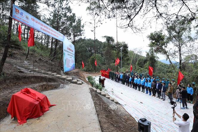 Quang cảnh Khánh thành công trình “Thắp sáng đường biên” và công trình “đường kiểm tra cột mốc, bảo vệ biên giới số 1206/1”. Ảnh: Anh Tuấn – TTXVN