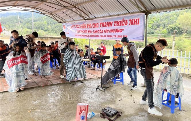 Cắt tóc miễn phí cho thanh thiếu nhi tại Chương trình. Ảnh: Anh Tuấn – TTXVN