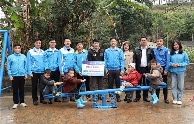 Trao tặng và khánh thành Công trình Điểm vui chơi cho thiếu nhi thôn Bản Ranh, xã Xuất Lễ với dụng cụ thể dục thể thao, trị giá 30 triệu đồng. Ảnh: Anh Tuấn – TTXVN