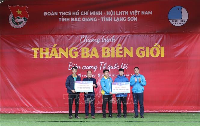 Trao tặng 100 suất quà cho 100 học sinh có hoàn cảnh khó khăn, trị giá 35 triệu đồng và 1 bộ máy chiếu cho trường THCS Xuất Lễ (trị giá 15 triệu đồng) tại Chương trình. Ảnh: Anh Tuấn – TTXVN