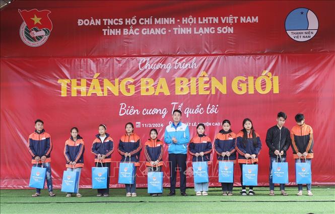 Tặng 35 suất quà cho 15 học học sinh khuyết tật và 20 em Học sinh nghèo vượt khó, là con ngoan trò giỏi tại Chương trình. Ảnh: Anh Tuấn – TTXVN