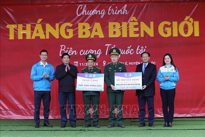 Trao tặng biển hỗ trợ Công trình “Đường kiểm tra cột mốc, bảo vệ biên giới 1206/1” (100 triệu đồng) và Công trình “Thắp sáng đường biên” (33 triệu đồng) tại Chương trình. Ảnh: Anh Tuấn – TTXVN