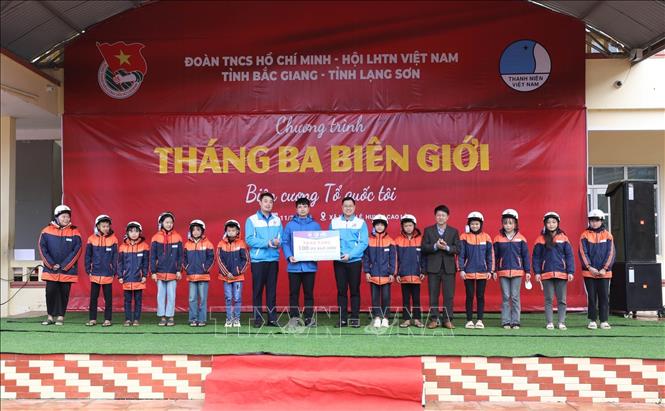 Tặng 100 mũ bảo hiểm, trị giá 25 triệu đồng cho học sinh Trường THCS Xuất Lễ tại Chương trình. Ảnh: Anh Tuấn – TTXVN