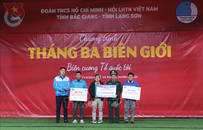 Trao tặng biển hỗ trợ thực hiện mô hình “Lũy tre biên giới Việt” (1000 cây tre, 26 triệu đồng) và Trao biển hỗ trợ mô hình khởi nghiệp, lập nghiệp của thanh niên trong lĩnh vực bảo vệ môi trường, ứng phó với biến đổi khí hậu (6.000 cây keo và 2.000 cây trám) tại Chương trình. Ảnh: Anh Tuấn – TTXVN