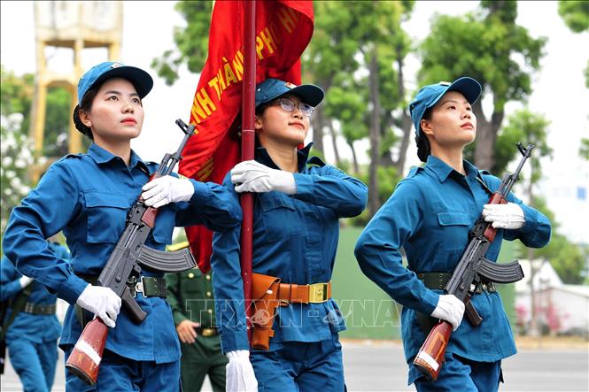 Lực lượng dân quân Miền Nam luyện tập chuẩn bị cho Lễ diễu binh, diễu hành kỷ niệm 70 năm Chiến thắng Điện Biên Phủ. Ảnh: Xuân Khu - TTXVN