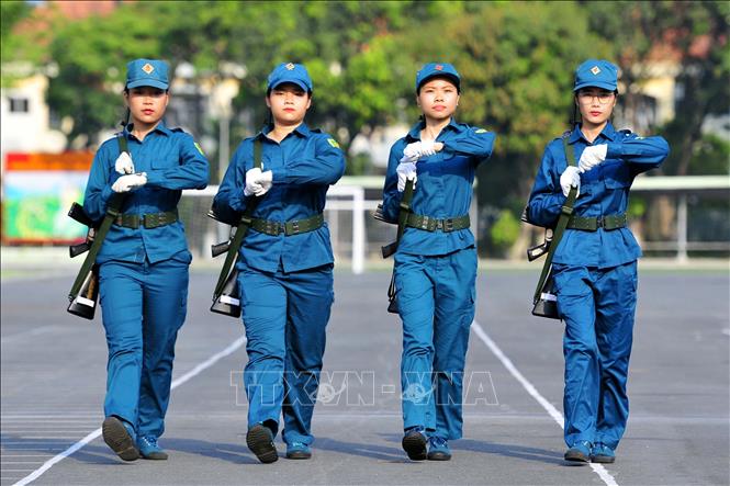 Luyện tập đội ngũ hàng một. Ảnh: Xuân Khu - TTXVN