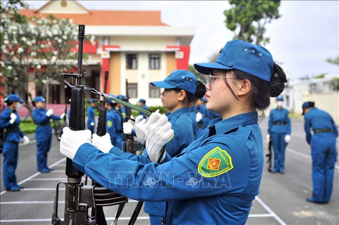 Các nữ dân quân luyện tập động tác lên súng. Ảnh: Xuân Khu - TTXVN