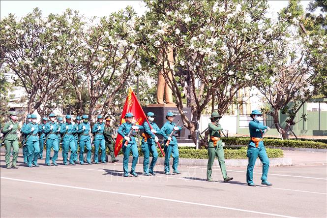 Lực lượng nữ dân quân Thành phố Hồ Chí Minh luyện tập đội ngũ. Ảnh: Xuân Khu - TTXVN