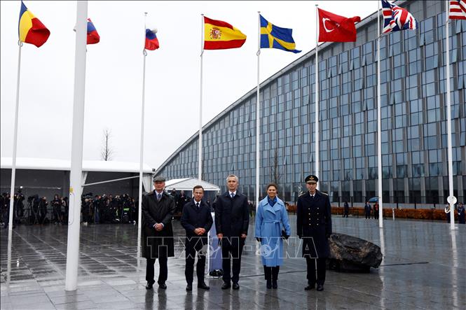 Tổng Thư ký NATO Jens Stoltenberg (giữa) và Thủ tướng Thụy Điển Ulf Kristersson (thứ 2, trái) dự lễ thượng cờ Thụy Điển tại trụ sở NATO ở Brussels, Bỉ ngày 11/3/2024. Ảnh: AFP/TTXVN