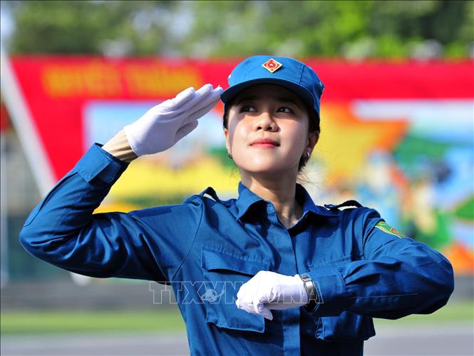 Tân cử nhân Trần Ngọc Bảo Trân luyện tập vai trò khối trưởng khối du kích miền Nam. Ảnh: Xuân Khu - TTXVN