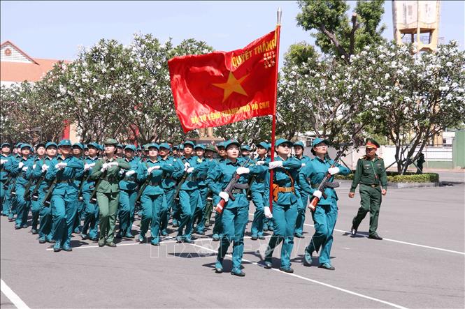 Lực lượng nữ dân quân Thành phố Hồ Chí Minh luyện tập đội ngũ. Ảnh: Xuân Khu - TTXVN