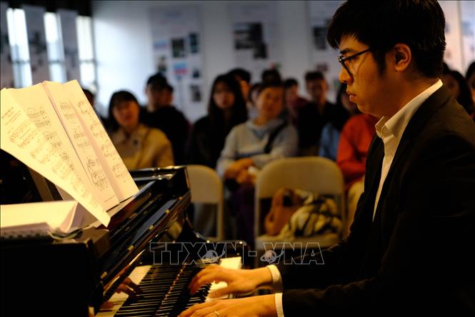 Nghệ sỹ piano Vũ Hoàng Cương biểu diễn trong buổi hòa nhạc hoàng hôn chiều 12/3. Ảnh: Nguyễn Dũng – TTXVN 