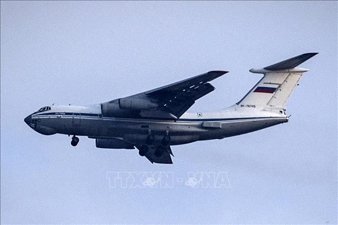 Máy bay vận tải Ilyushin IL-76 bay trên không phận gần thành phố Qamishli, tỉnh Hasakah, Đông Bắc Syria. Ảnh: AFP/TTXVN 