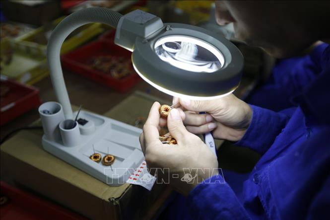 Các học viên rất tích cực tạo ra sản phẩm có giá trị. Ảnh: Tuấn Anh - TTXVN 