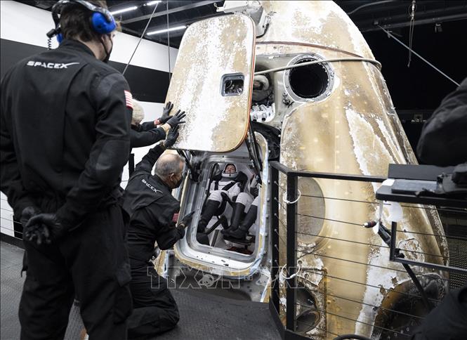 Hình ảnh từ Cơ quan Hàng không Vũ trụ Mỹ (NASA) cho thấy chuyên gia hỗ trợ các nhà du hành sau khi tàu vũ trụ Crew Dragon của SpaceX đáp xuống vùng biển ngoài khơi thành phố Pensacola, bang Florida, ngày 12/3/2024. Ảnh: AFP/TTXVN