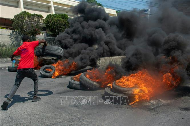 Người biểu tình gây bạo loạn tại Port-au-Prince, Haiti sau quyết định từ chức của Thủ tướng Ariel Henry, ngày 12/3/2024. Ảnh: AFP/TTXVN