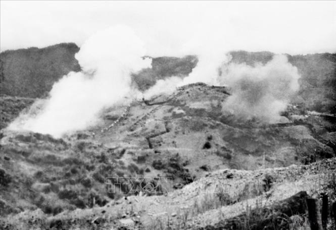 17 giờ 5 phút chiều 13/3/1954, hàng chục khẩu pháo của ta đồng loạt nhả đạn lên các vị trí của Pháp trên đồi Him Lam, mở màn chiến dịch Điện Biên Phủ. Đến 23 giờ 30 phút cùng ngày, toàn bộ trung tâm đề kháng Him Lam bị ta tiêu diệt hoàn toàn. Ảnh: Tư liệu TTXVN
