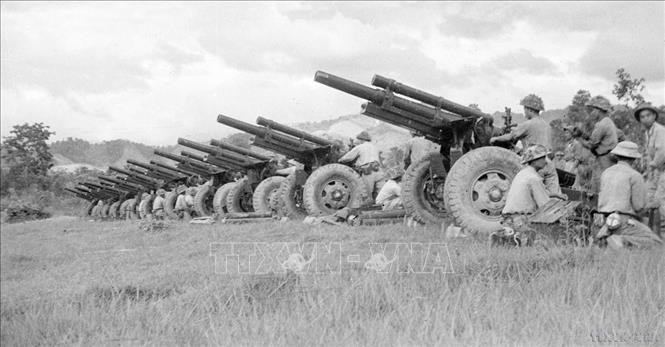 Bộ đội pháo binh dội bão lửa xuống căn cứ của địch tại Him Lam, ngày 13/3/1954. Ảnh: TTXVN