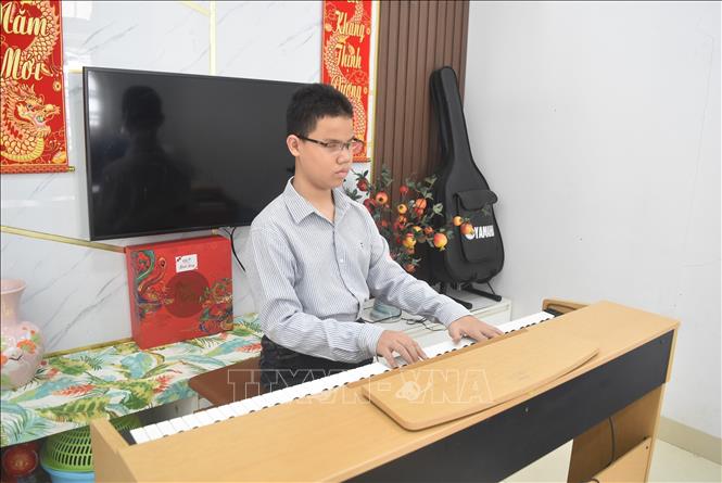 Nguyễn Vũ Duy Anh tập đàn piano. Ảnh: Nguyên Dung – TTTXN
