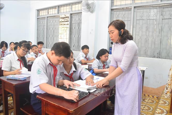 Em Nguyễn Vũ Duy Anh học tập hòa nhập với các bạn tại Trường THCS Phạm Hồng Thái (thành phố Buôn Ma Thuột, tỉnh Đắk Lắk). Ảnh: Nguyên Dung – TTTXN