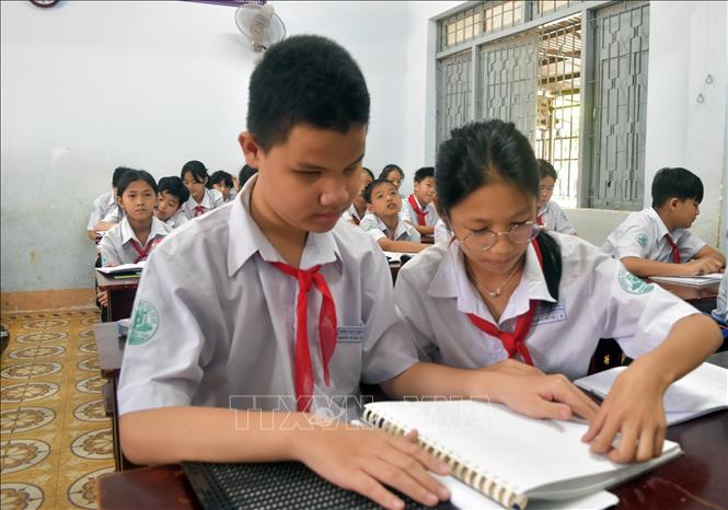 Nguyễn Vũ Duy Anh được bạn bè hỗ trợ rất nhiều trong học tập. Ảnh: Nguyên Dung – TTTXN