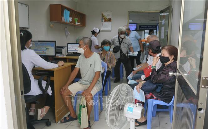 Khu khám bệnh chật hẹp, quá tải của Bệnh viện Nhân dân Gia Định hiện nay. Ảnh: Đinh Hằng - TTXVN