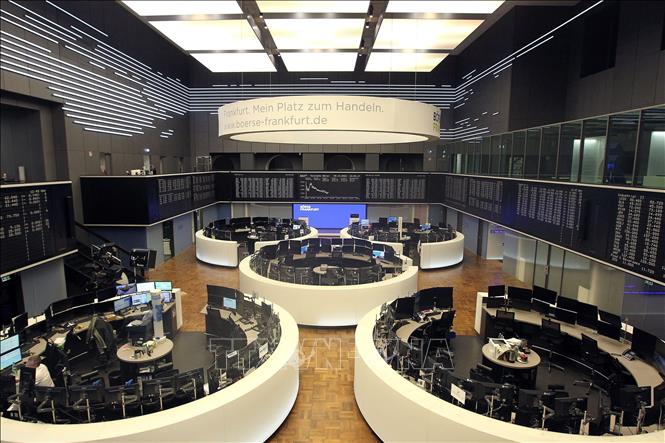 Giao dịch viên tại Sàn chứng khoán ở Frankfurt am Main, Đức. Ảnh: AFP/TTXVN