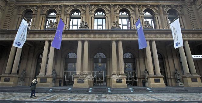 Quang cảnh bên ngoài Sàn giao dịch chứng khoán ở Frankfurt am Main, Đức. Ảnh: AFP/TTXVN