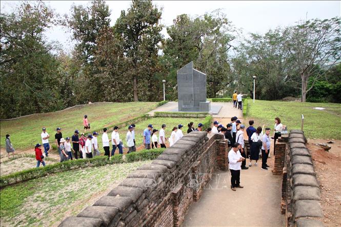 Di tích đồi A1 thu hút rất đông lượng du khách đến tham quan. Ảnh: Phan Quân - TTXVN