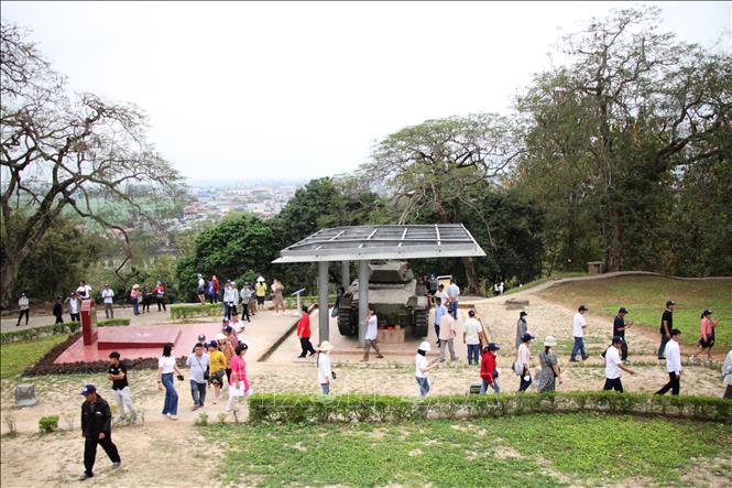 Di tích đồi A1 thu hút rất đông lượng du khách đến tham quan. Ảnh: Phan Quân - TTXVN
