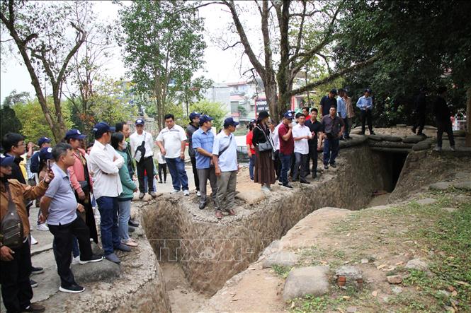 Di tích đồi A1 thu hút rất đông lượng du khách đến tham quan. Ảnh: Phan Quân - TTXVN