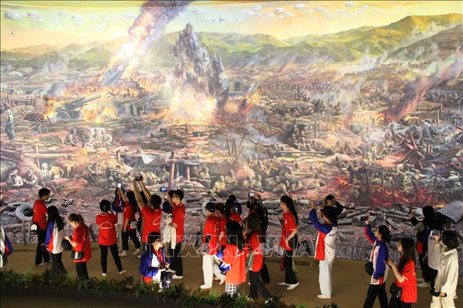 Bức tranh panorama, tại bảo tàng Chiến thắng lịch sử Điện Biên Phủ, thu hút đông đảo lượng du khách đến tham quan. Ảnh: Phan Quân - TTXVN