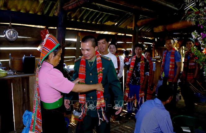 Quàng khăn cầu may cho khách mời. Ảnh: Quang Quyết - TTXVN