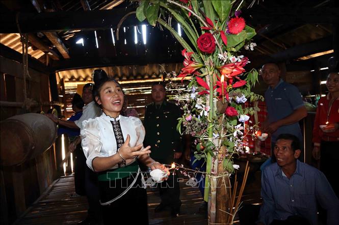 Vãi gạo với ước mong mùa màng bội thu, cuộc sống đủ đầy trong Lễ Sà Típ. Ảnh: Quang Quyết - TTXVN