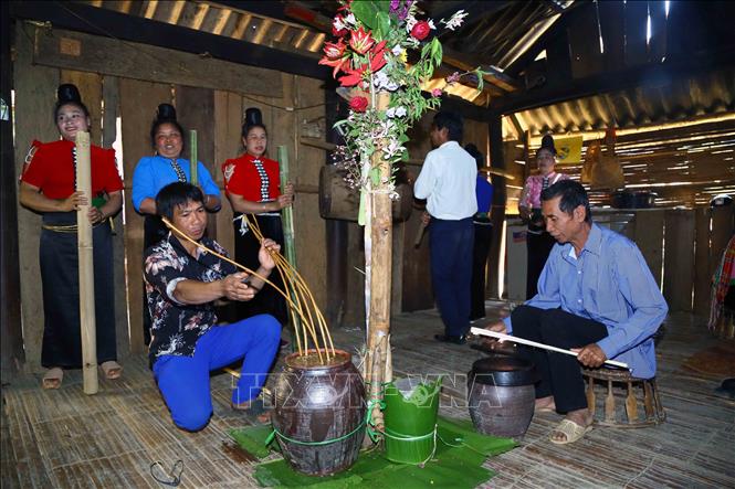 Chuẩn bị rượu cần để thực hiện nghi lễ. Ảnh: Quang Quyết - TTXVN