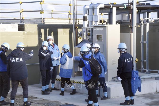 Tổng giám đốc IAEA Rafael Grossi (thứ 3, trái) thị sát nhà máy điện hạt nhân Fukushima Daiichi ở tỉnh Fukushima, Nhật Bản, ngày 13/3/2024. Ảnh: Kyodo/TTXVN